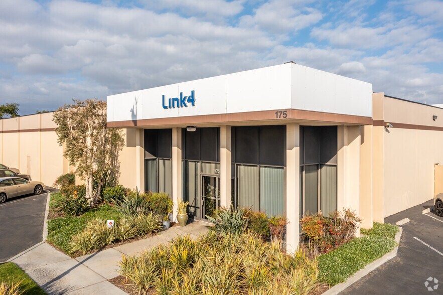 175 E Freedom Ave, Anaheim, CA à louer - Photo principale – Image 1 sur 14