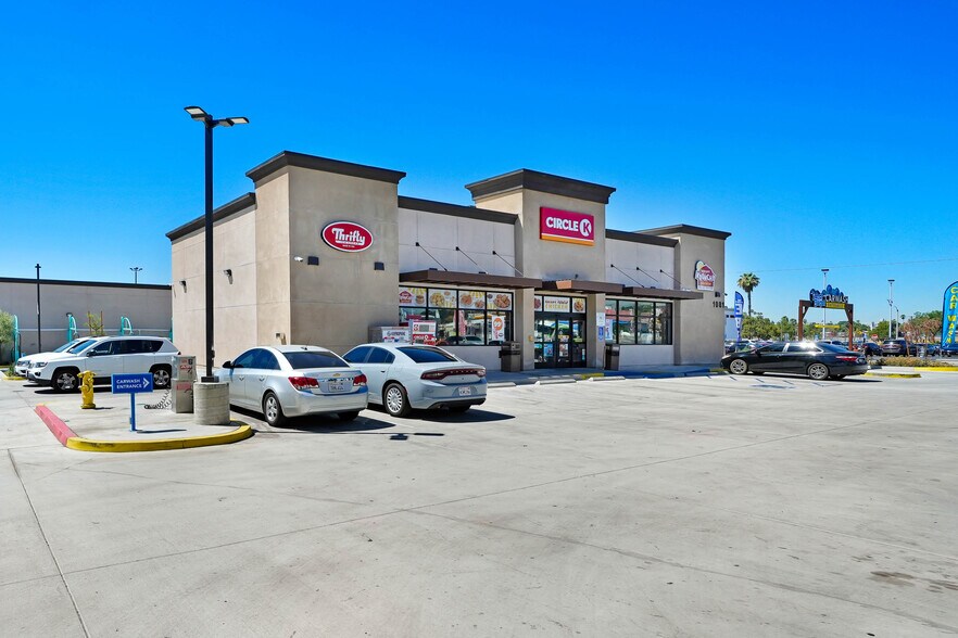 1081 W Highland Ave, San Bernardino, CA à vendre - Photo de l’immeuble – Image 2 sur 6