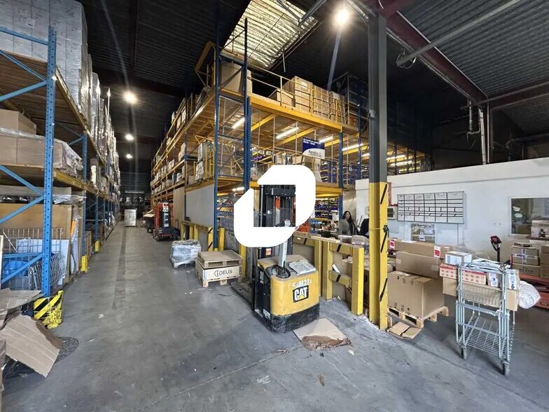 Local d’activités dans Saint-Denis à louer - Photo de l’immeuble – Image 3 sur 11