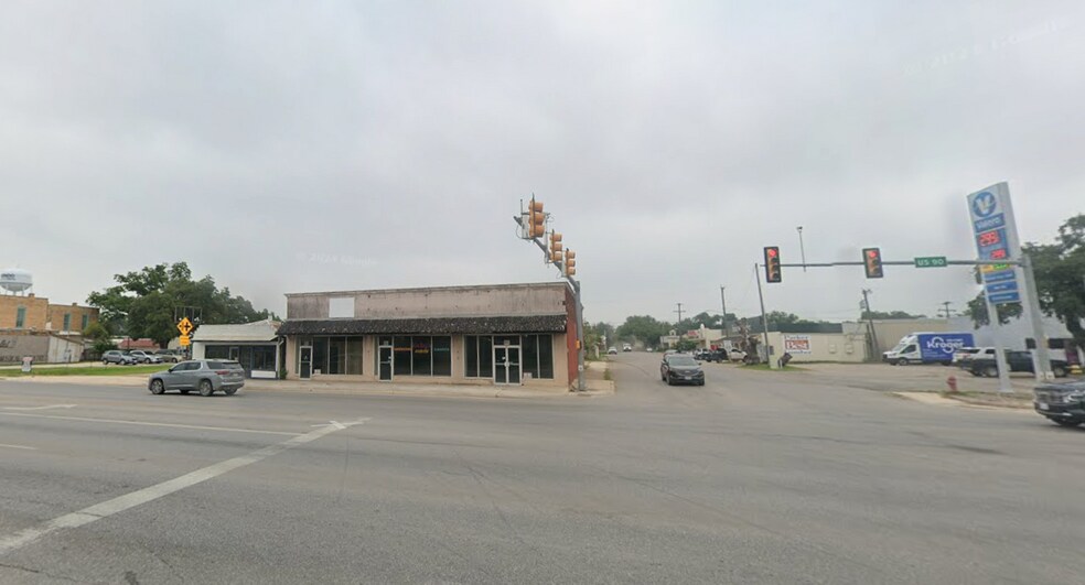 1907 Avenue M, Hondo, TX à vendre - Photo de l’immeuble – Image 2 sur 12
