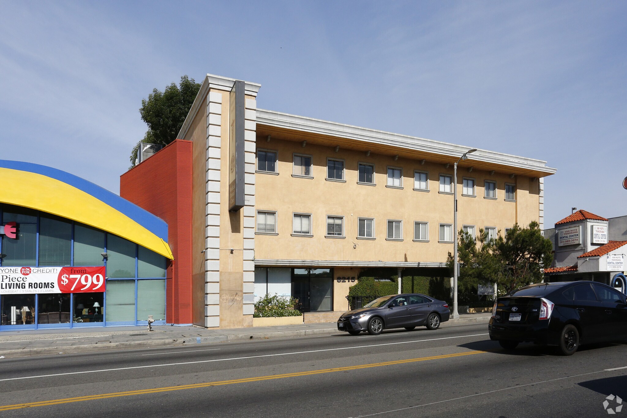 8215 Van Nuys Blvd, Panorama City, CA à louer Photo de l’immeuble– Image 1 sur 5