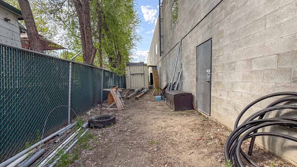 Unit #12 & 13, 727 Stremel Road, Kelowna portefeuille de 2 biens à vendre sur LoopNet.fr - Photo de l’immeuble – Image 2 sur 16