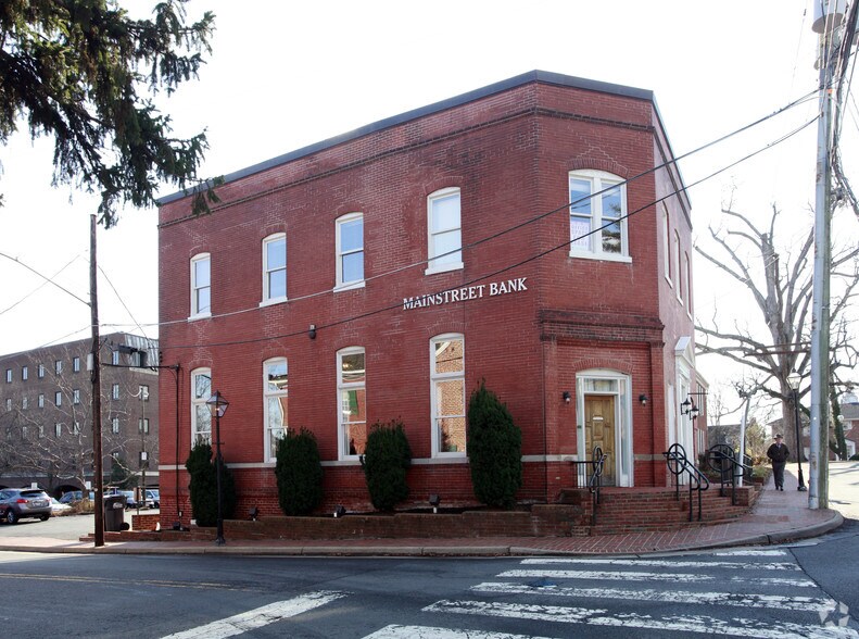 4029 Chain Bridge Rd, Fairfax, VA à vendre - Photo principale – Image 1 sur 10