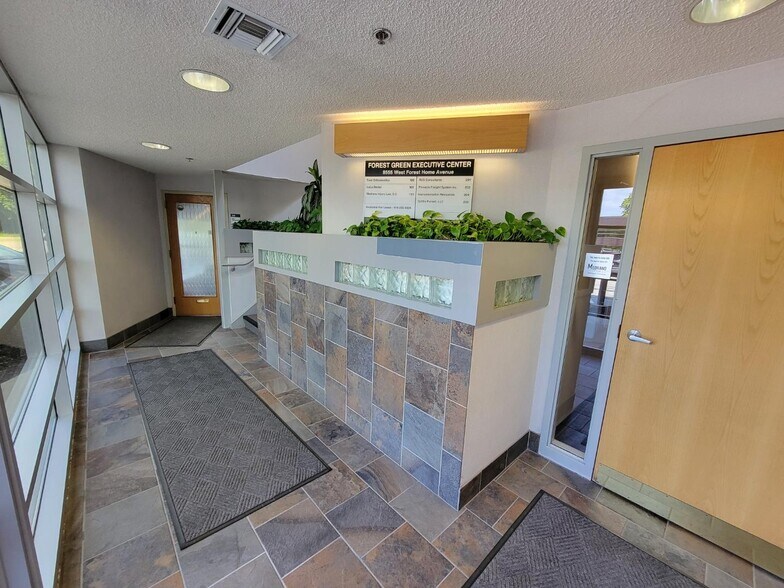 8555 W Forest Home Ave, Greenfield, WI à louer - Photo de l’immeuble – Image 2 sur 5