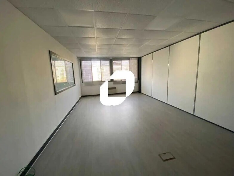 Bureau dans Goussainville à louer - Photo de l’immeuble – Image 3 sur 7