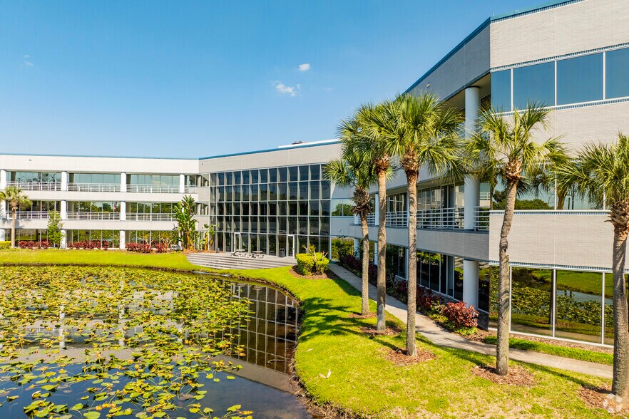 3550 Buschwood Park Dr, Tampa, FL à louer - Photo de l’immeuble – Image 1 sur 12