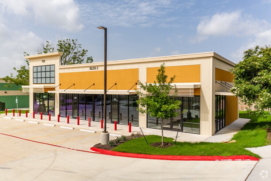 709 E Slaughter Ln, Austin, TX à louer - Photo de l’immeuble – Image 2 sur 15
