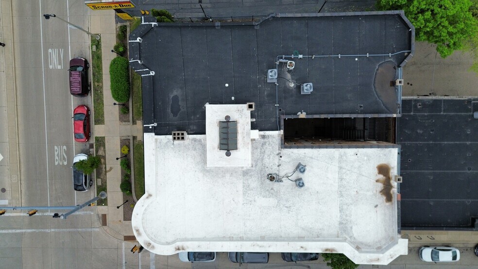 2335 W Wisconsin Ave, Milwaukee, WI à vendre - Photo de l’immeuble – Image 3 sur 16