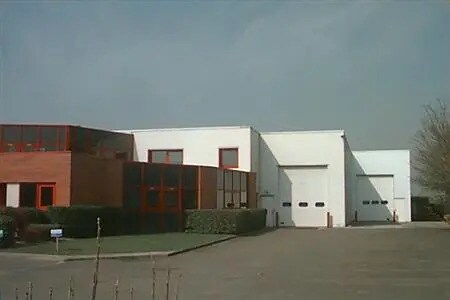 Local d’activités dans Voisins-le-Bretonneux à louer - Photo de l’immeuble – Image 3 sur 6
