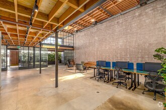 5872 Smiley Dr, Culver City, CA à louer Photo intérieure– Image 2 sur 14