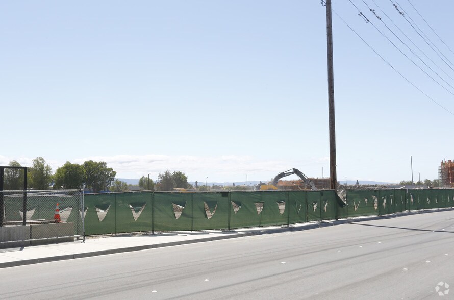 730-750 E Capitol Ave, Milpitas, CA à louer - Photo de l’immeuble – Image 3 sur 45