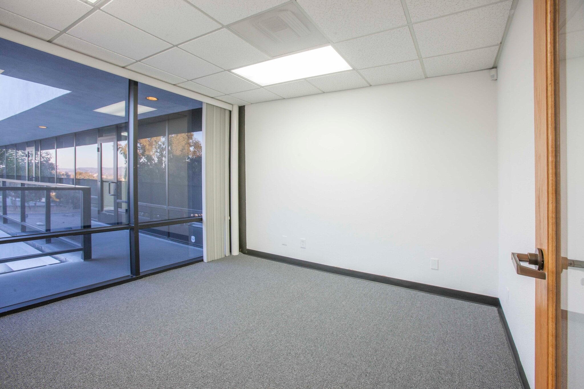 2430-2434 Auto Park Way, Escondido, CA à louer Photo intérieure– Image 1 sur 3