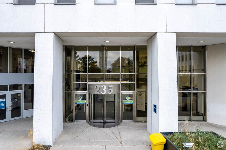 235 Yorkland Blvd, Toronto, ON à louer - Photo de l’immeuble – Image 3 sur 5