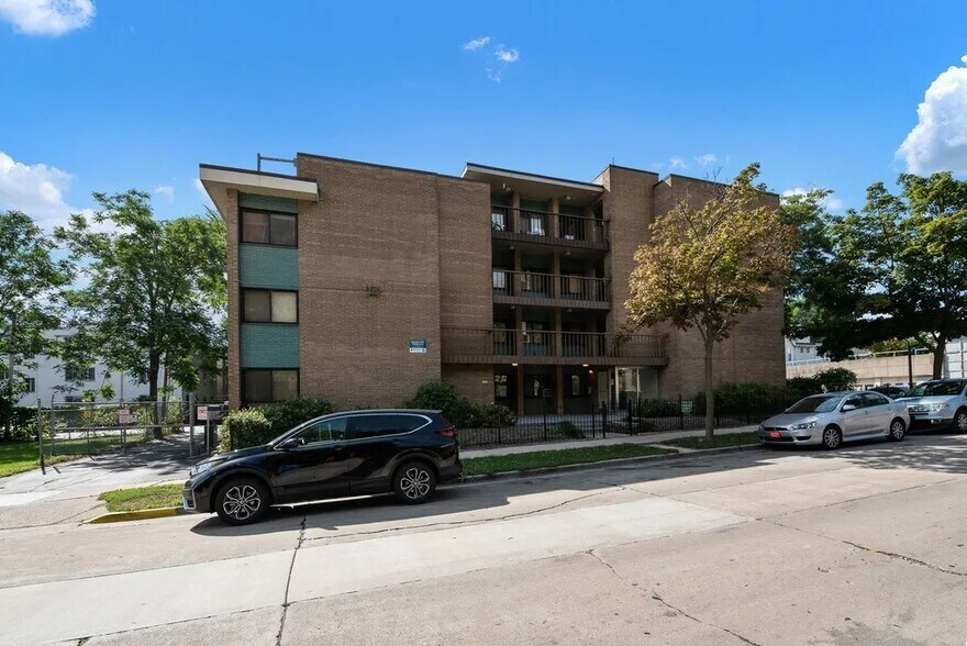 2125 W Kilbourn Ave, Milwaukee, WI à vendre - Photo de l’immeuble – Image 3 sur 15