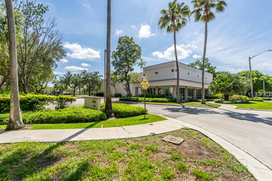 14300 NW 4th St, Sunrise, FL à louer - Photo de l’immeuble – Image 2 sur 24