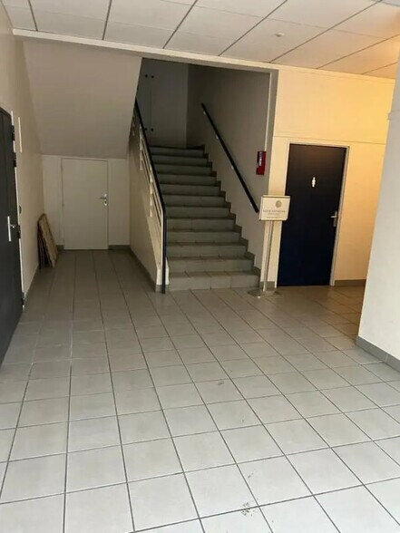 Local d’activités dans Roissy-en-France à louer - Photo de l’immeuble – Image 3 sur 12