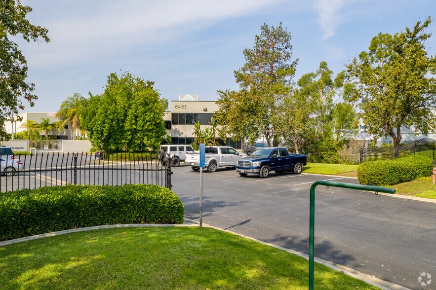 6455-6459 Box Springs Blvd portefeuille de 2 biens à vendre sur LoopNet.fr - Photo principale – Image 2 sur 2