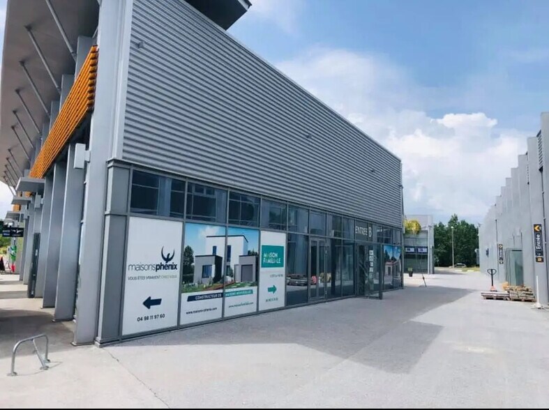 Local d’activités dans Roquebrune-sur-Argens à louer - Photo de l’immeuble – Image 2 sur 8