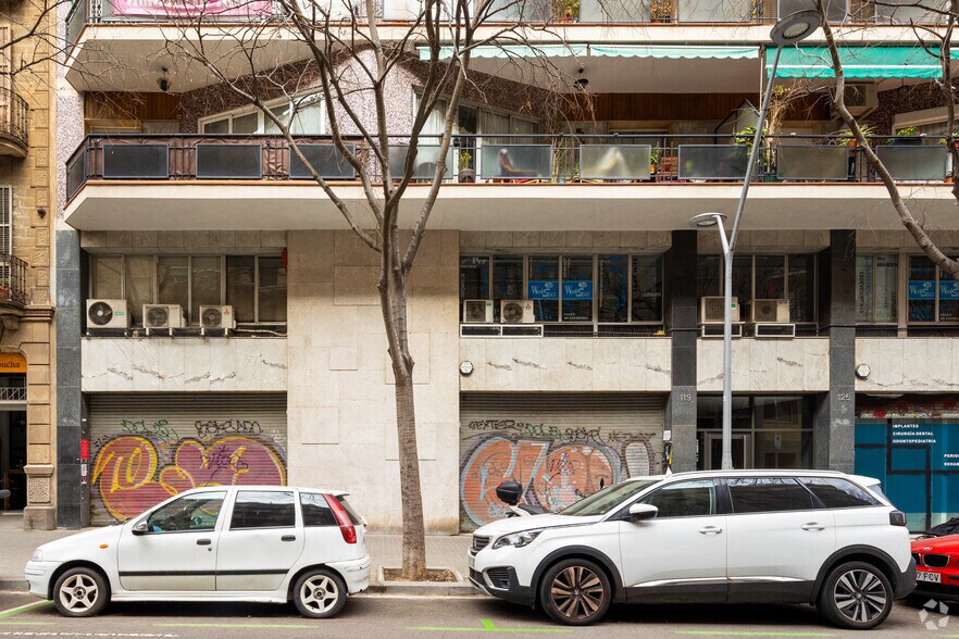 Immeuble residentiel dans Barcelone, Barcelona à vendre - Photo de l’immeuble – Image 1 sur 1
