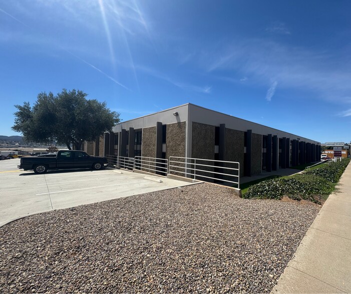 8400 N Magnolia Ave, Santee, CA à louer - Photo de l’immeuble – Image 1 sur 3