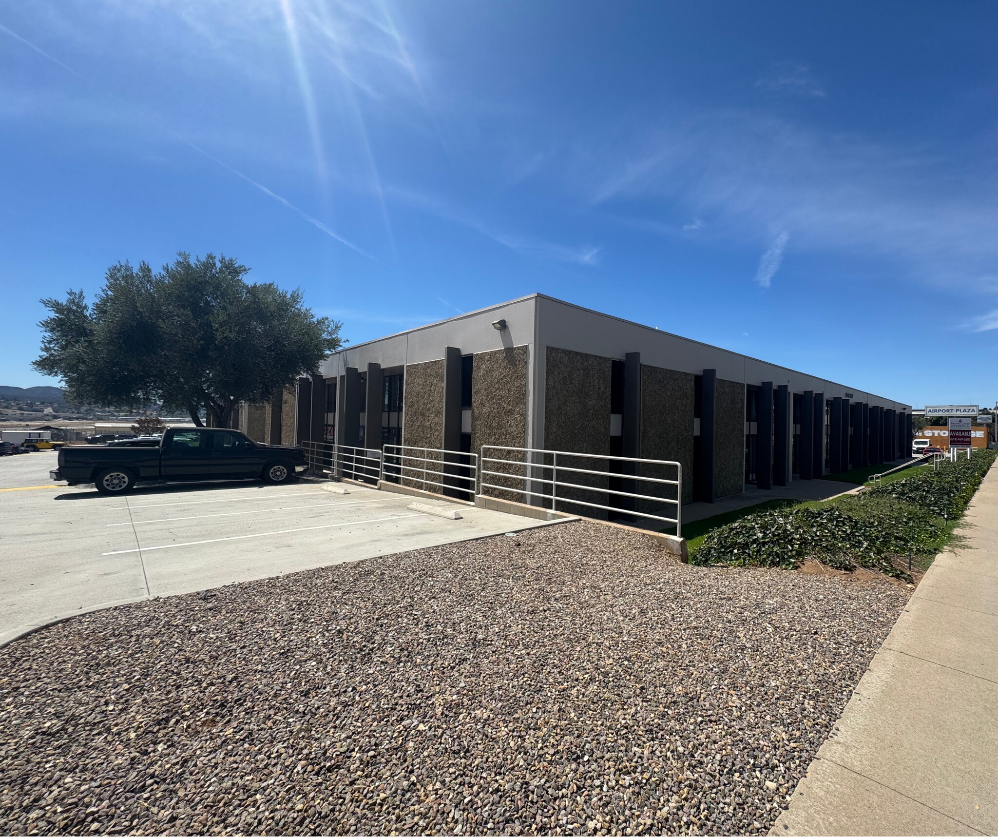 8400 N Magnolia Ave, Santee, CA à louer Photo de l’immeuble– Image 1 sur 4