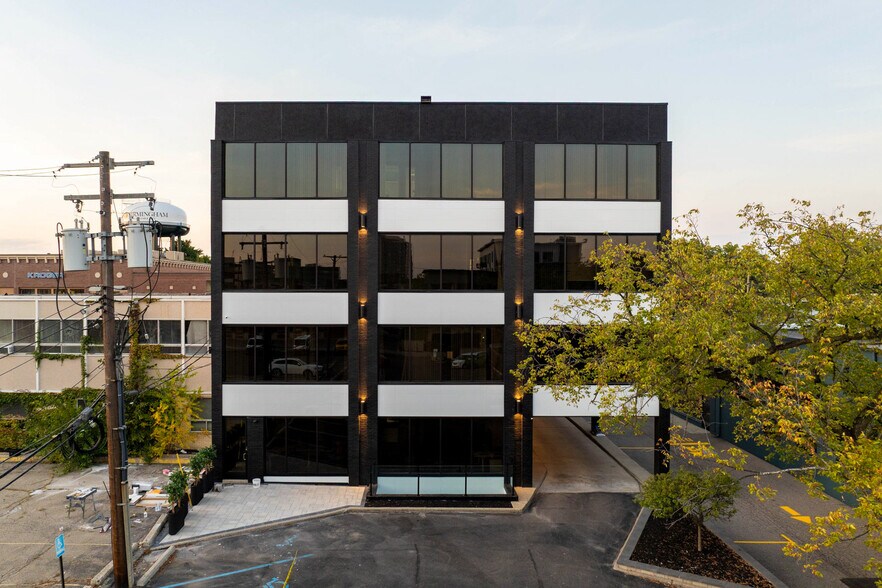 700 E Maple Rd, Birmingham, MI à louer - Photo de l’immeuble – Image 2 sur 16