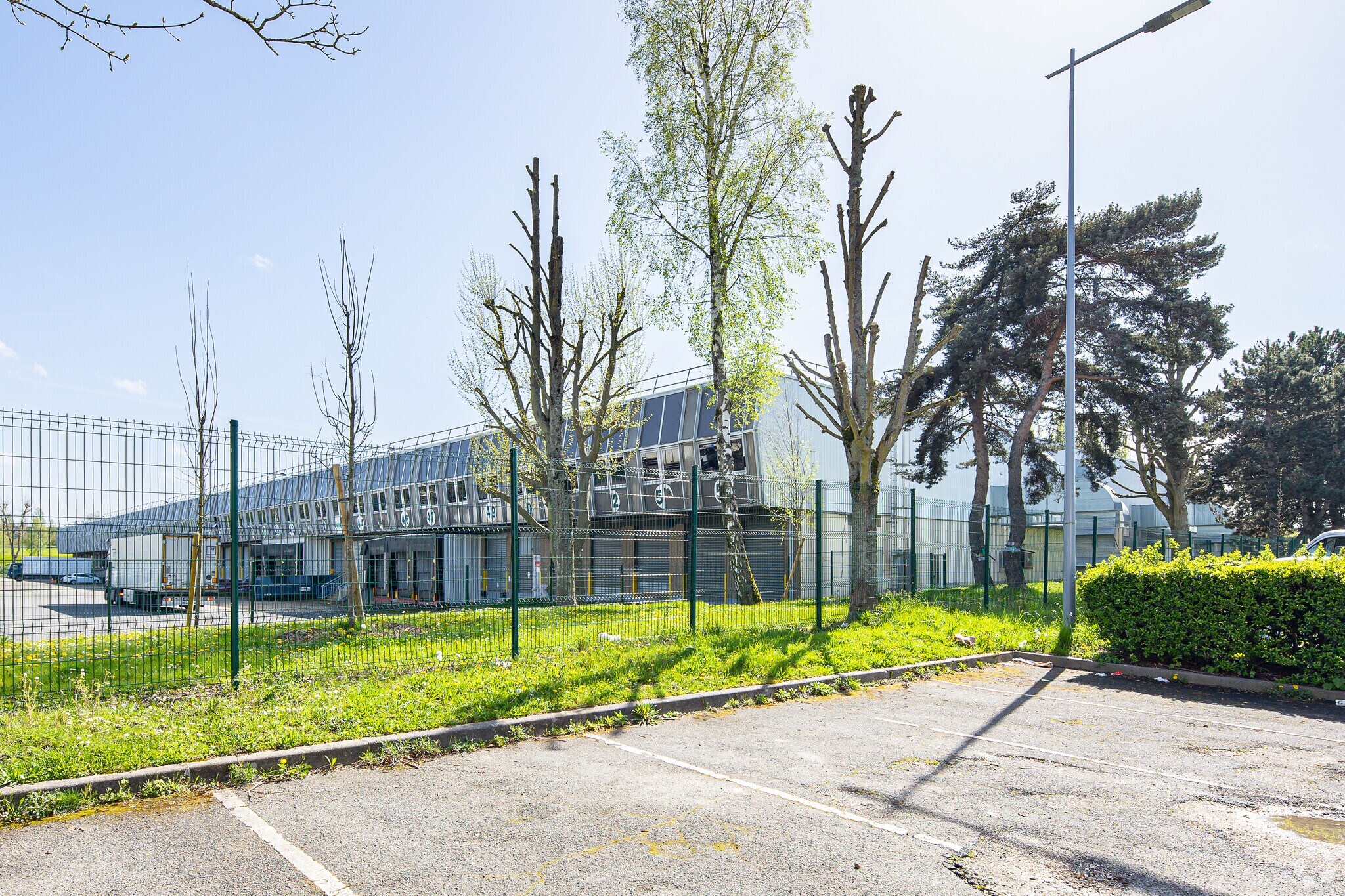 Industriel/Logistique dans Villejust à louer Photo principale– Image 1 sur 3