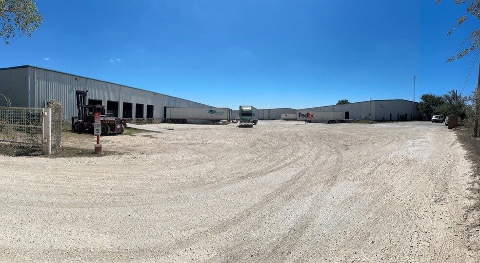 201 Farley Ln, Del Rio, TX à louer - Photo de l’immeuble – Image 2 sur 6