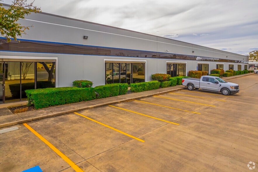 1753 Grandstand Dr, San Antonio, TX à louer - Photo de l’immeuble – Image 3 sur 9