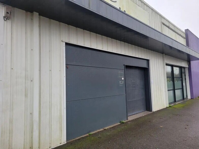 Local d’activités dans Ploeren à louer - Photo de l’immeuble – Image 1 sur 5