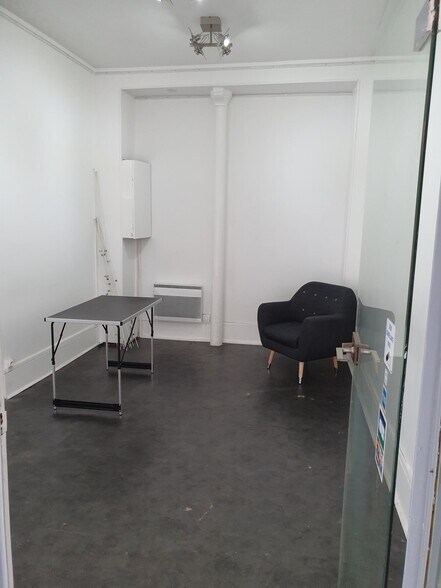 Local commercial dans Paris à louer - Photo de l’immeuble – Image 2 sur 2