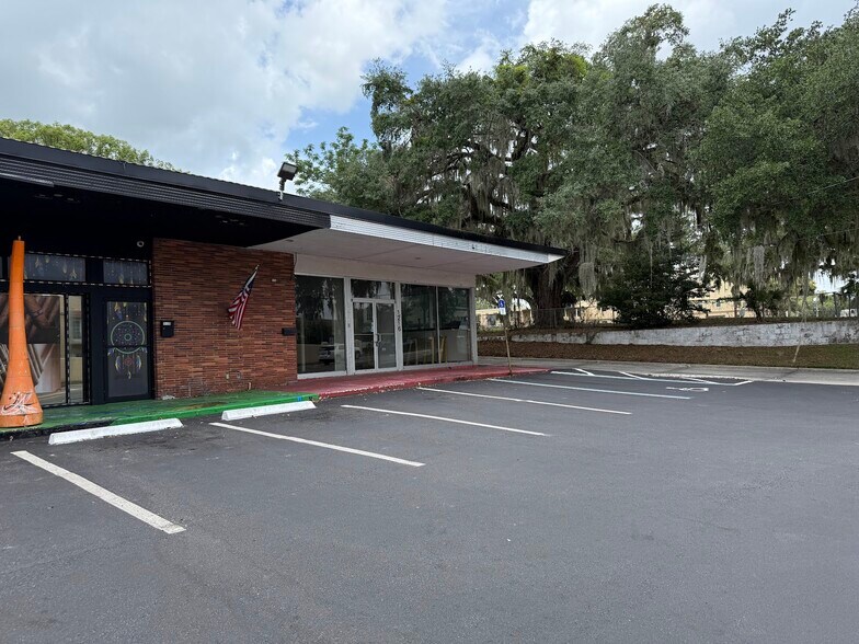 1216 E Silver Springs Blvd, Ocala, FL à louer - Photo de l’immeuble – Image 2 sur 7