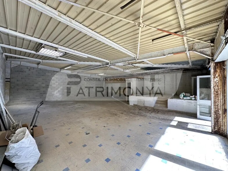 Local d'activités dans Aubagne à vendre - Photo de l’immeuble – Image 3 sur 4