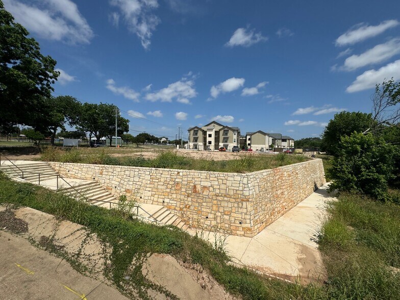 202 E Ufer St, Fredericksburg, TX à louer - Photo de l’immeuble – Image 1 sur 2