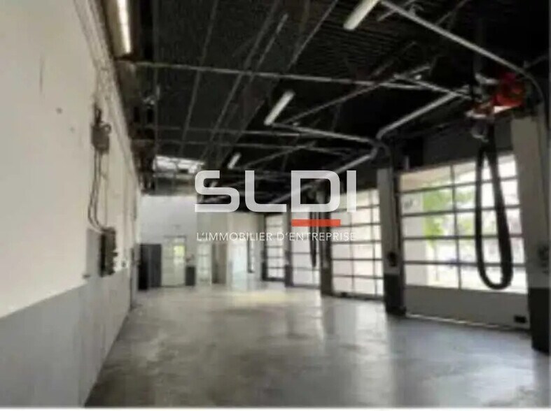 Bureau dans Vénissieux à louer - Photo de l’immeuble – Image 1 sur 5