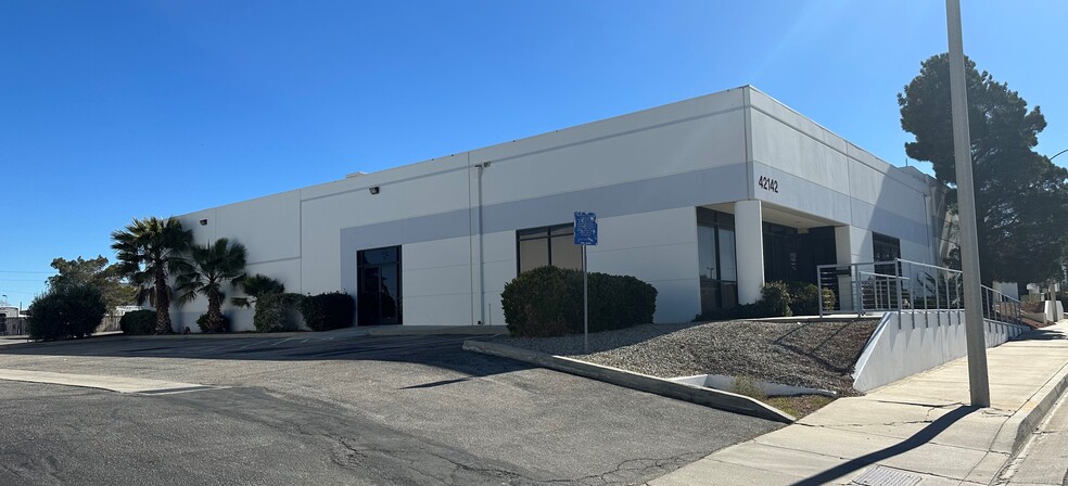 42142 7th St W, Lancaster, CA à louer - Photo de l’immeuble – Image 2 sur 4