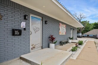 303 E Academy St, Brenham, TX à louer Photo de l’immeuble– Image 2 sur 13