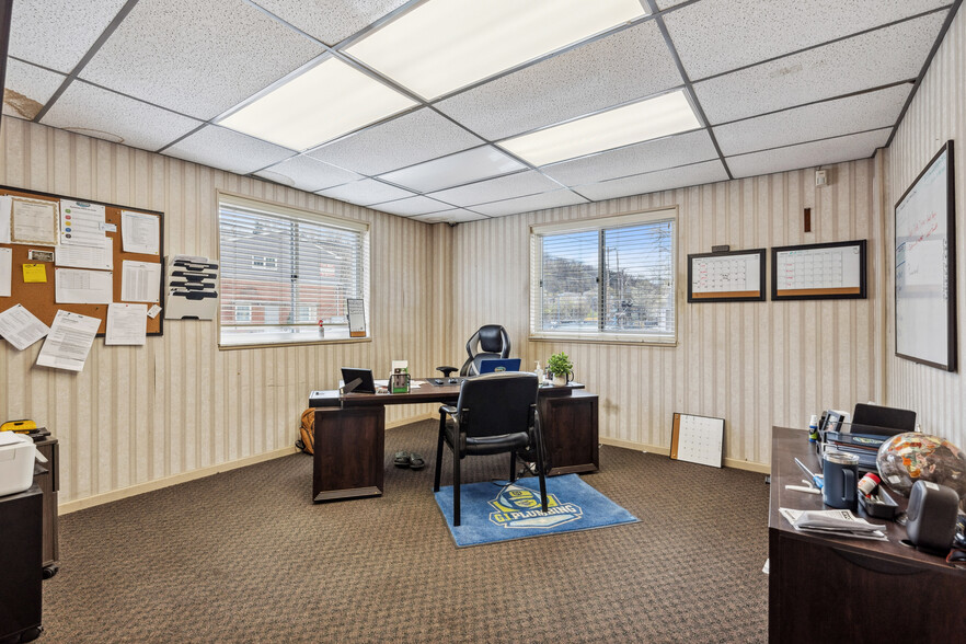 951 Killarney Dr, Pittsburgh, PA à vendre - Photo de l’immeuble – Image 3 sur 44
