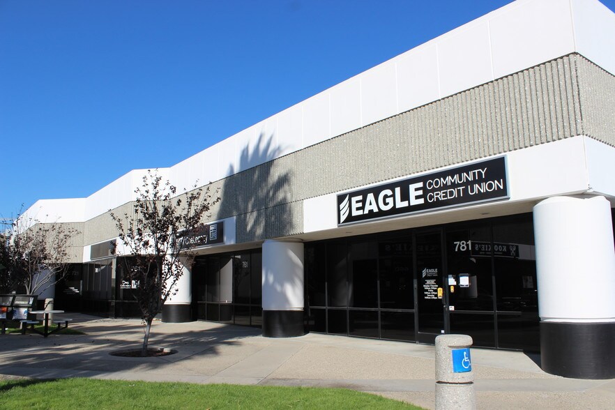 701 Kimberly Ave, Placentia, CA à louer - Photo de l’immeuble – Image 3 sur 9