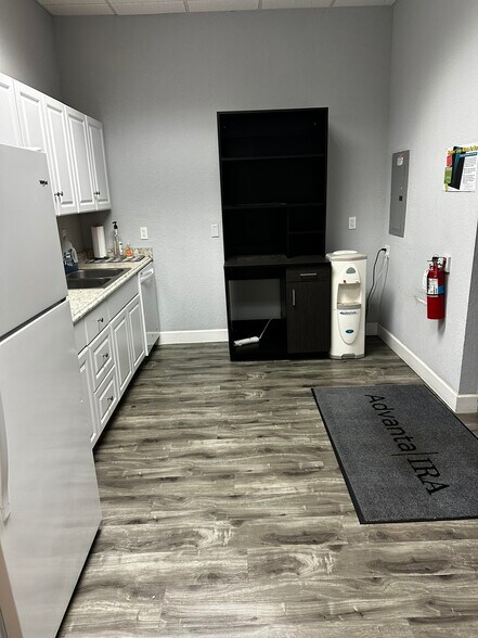 Condo 1-3: 13191 Starkey Rd portefeuille de 3 biens à vendre sur LoopNet.fr - Photo intérieure – Image 3 sur 15