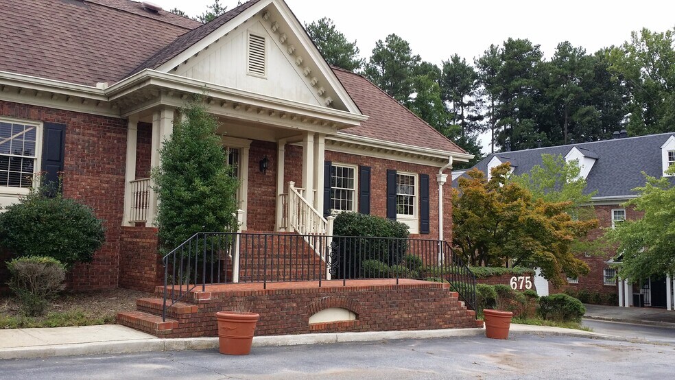675 Village Square Dr, Stone Mountain, GA à vendre - Photo de l’immeuble – Image 2 sur 7
