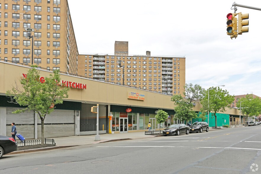 5702 99th St, Corona, NY à louer - Photo de l’immeuble – Image 3 sur 4