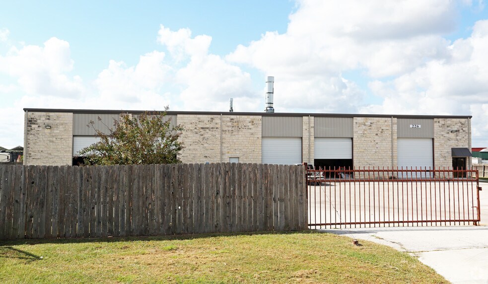 226 Weldon Johnson Way, Kyle, TX à louer - Photo de l’immeuble – Image 3 sur 5