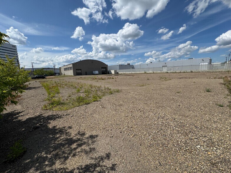5613 103A St NW, Edmonton, AB à vendre - Photo de l’immeuble – Image 2 sur 2