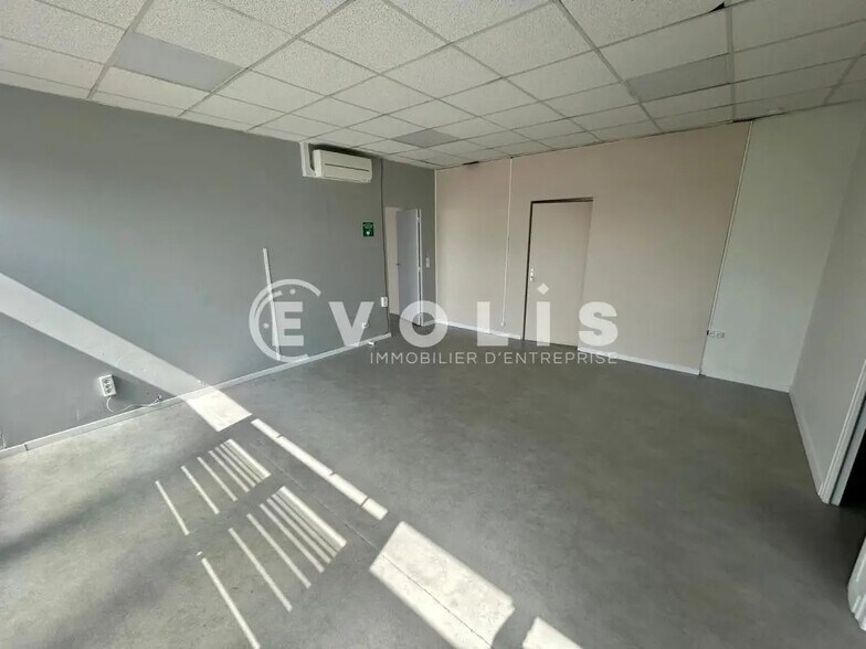 Local commercial dans Ormoy à louer - Photo intérieure – Image 3 sur 9