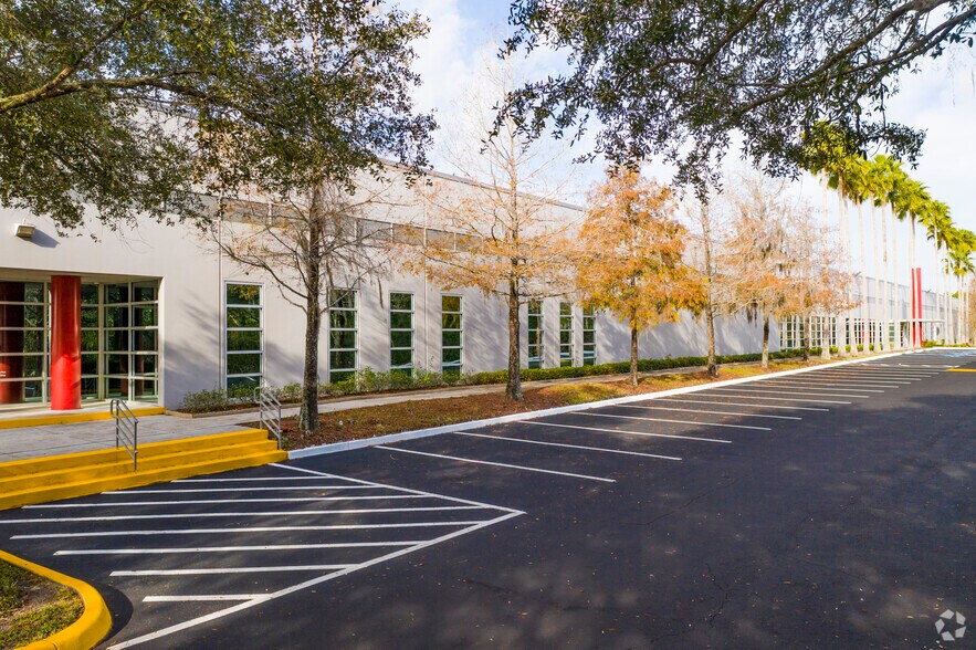 13750 Reptron Blvd, Tampa, FL à louer - Photo de l’immeuble – Image 3 sur 12
