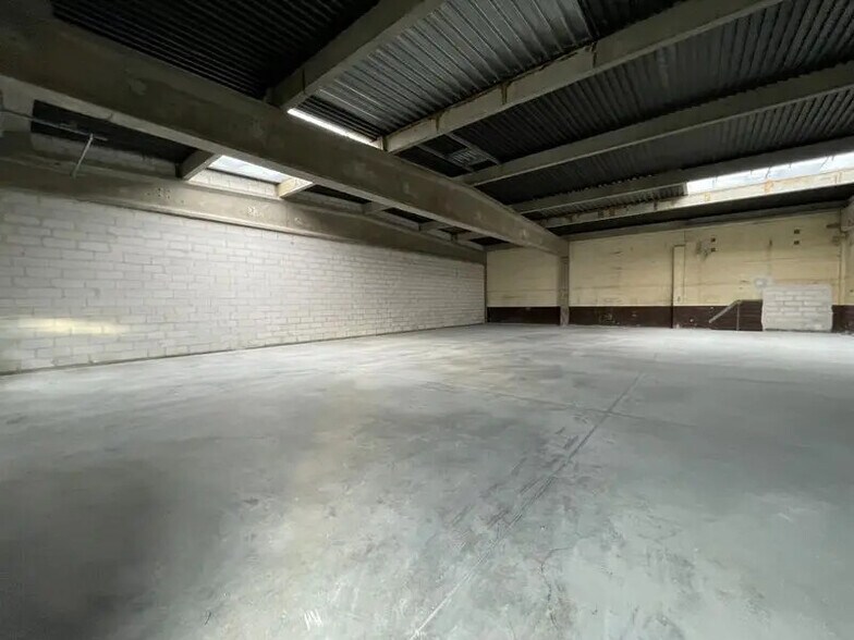 Local d'activités dans Petit-Couronne à vendre - Photo de l’immeuble – Image 2 sur 7