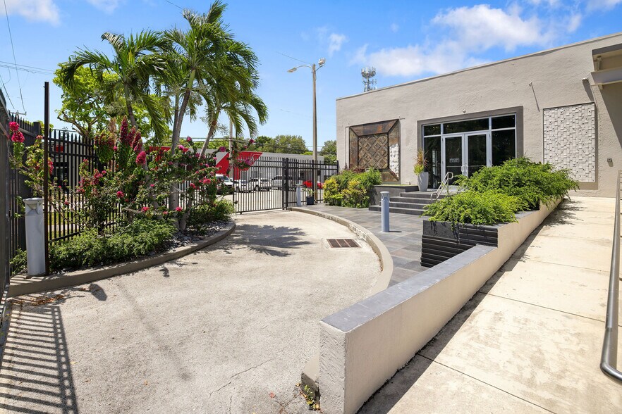 255-275 NE 59th St, Miami, FL à louer - Photo de l’immeuble – Image 2 sur 21