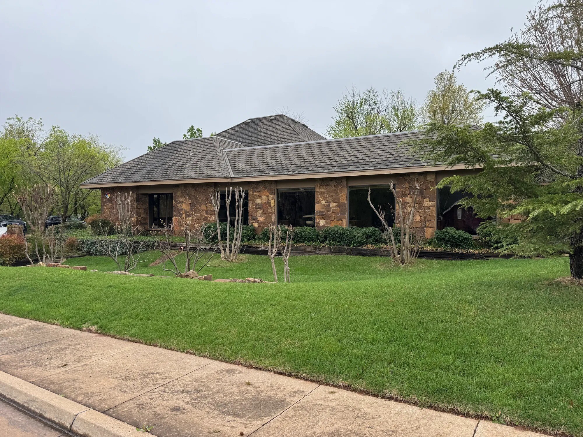 218 E 10th Street Plz, Edmond, OK à vendre Photo principale– Image 1 sur 25