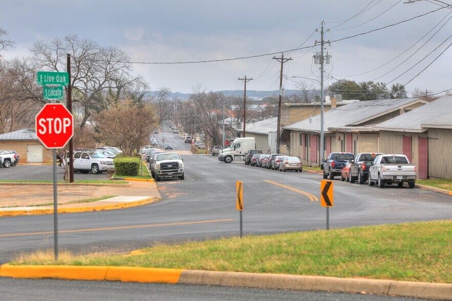 432 S Lincoln St, Fredericksburg, TX à vendre - Photo de l’immeuble – Image 3 sur 10